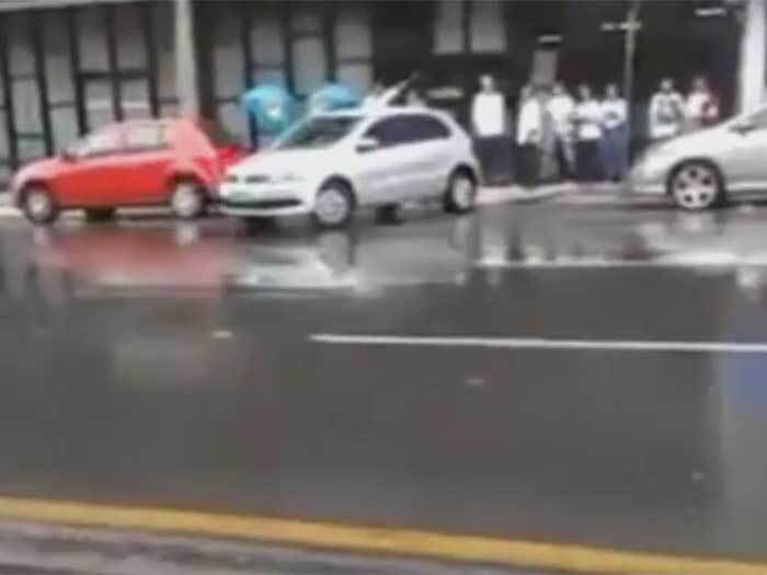 Existia um problema, sim. Por essa os alunos do curso de reciclagem, que aguardavam o início da aula, não esperavam e tiveram que correr quando o veículo invadiu a calçada. Assista ao vídeo!