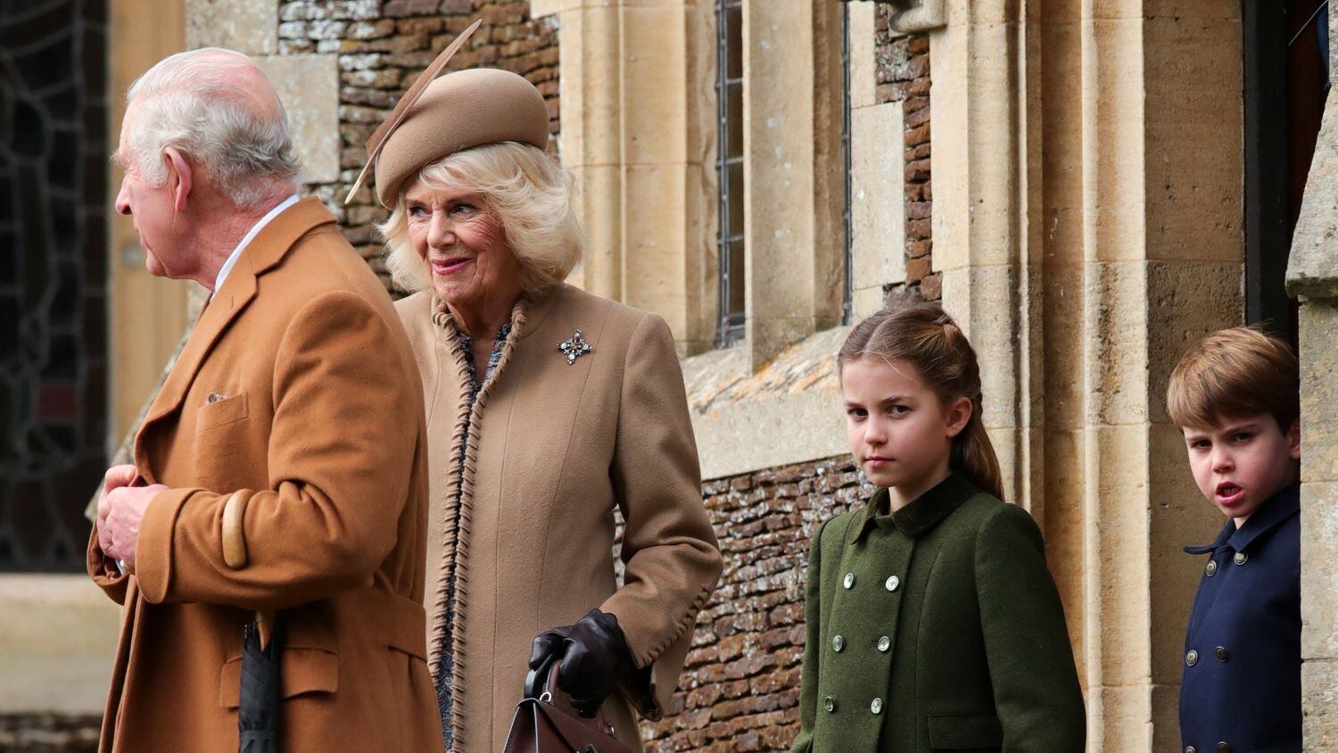 Rei Charles, rainha Camilla e os netos Charlotte
e Louis participam da cerimônia de Natal da família real britânica em Sandringham, no leste da Inglaterra