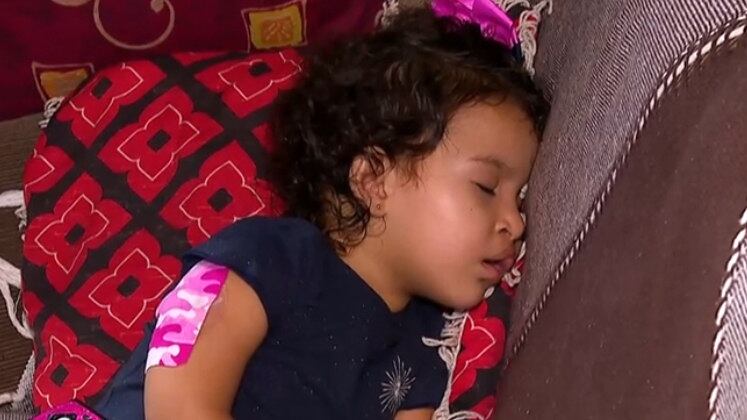 Quem olha para a Laurinha, aos 2 anos, vê uma criança como outra qualquer, mas esse sono tranquilo já foi bem mais agitado. A pequena tinha apenas 4 meses quando Adriana Gomes descobriu a doença da filha e da pior maneira possível: com febre alta, respiração ofegante e prostração. A menina foi internada em estado grave