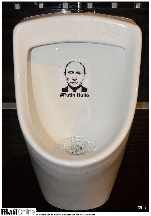 O rosto caricaturado de Putin foi colocado em camisetas,
bolsas, papel higiênico e até mesmo em urinóis (foto)