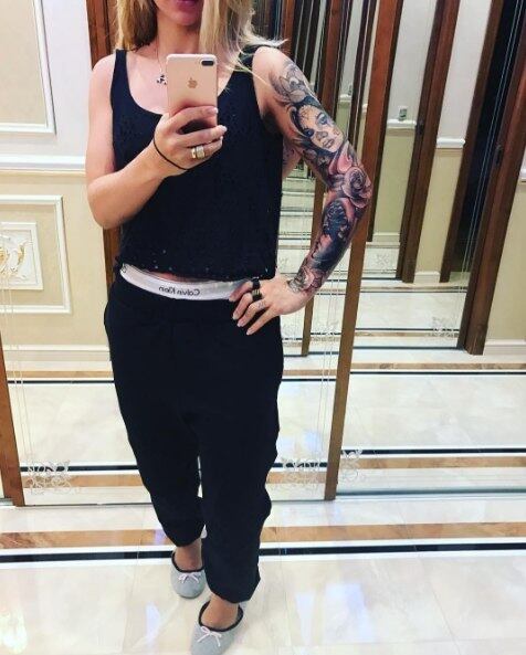Em seu Instagram, ela postou uma foto mostrando sua nova tatuagem, que ocupa o braço esquerdo por completo