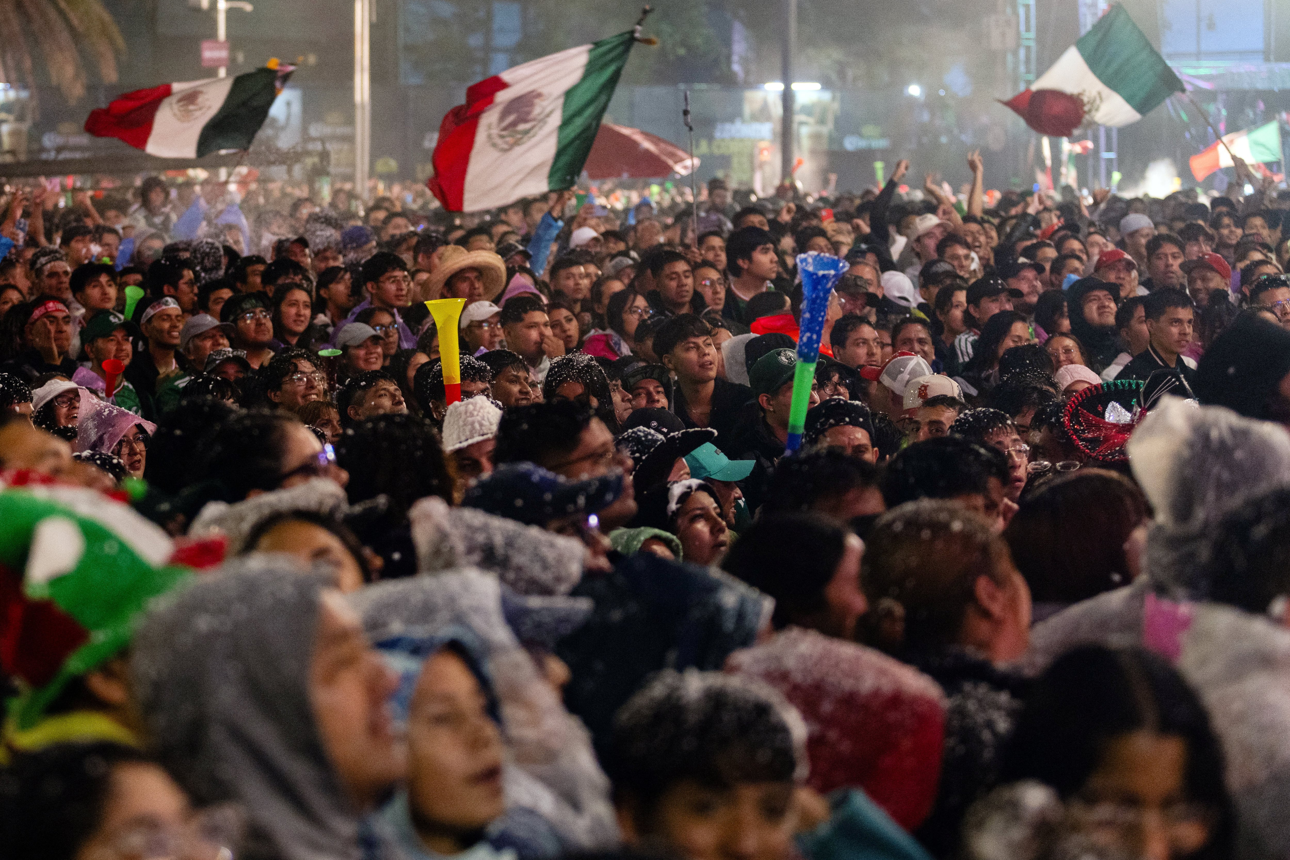 Torcedores se reúnem para assistir à partida entre México e Equador, na Cidade do México