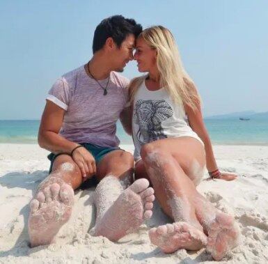 O voo de volta deveria ser no dia 12 de abril, mas eles enfrentaram problemas devido ao seu horário de saída de Cingapura, que impôs uma quarentena de 14 dias para quem entra no país.

O casal estava viajando pela Ásia desde dezembro e esperava ir para a América do Sul no próximo. Eles também tinham medo de viajar de volta ao Reino Unido, pois não queriam arriscar levar o vírus, que se originou na Ásia, de volta para suas famílias.

Jeff e Zuzana esperavam terminar suas viagens pela Ásia em Java e Bali, antes de seguirem para a América do Sul, mas disseram que parece "improvável agora".

Leia também: Família passa quarentena em cabana de bambu luxuosa
