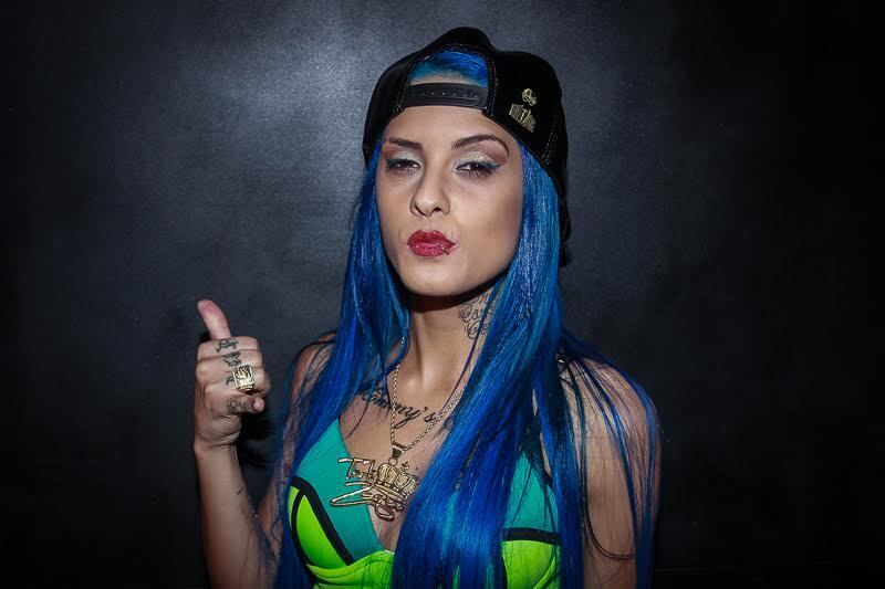Tati Zaqui também já era bem conhecida no mundo do funk, mas a Justiça proibiu a reprodução de uma de suas músicas por conta de direitos autorais. Claro que a polêmica só reacendeu a curiosidade em torno da canção. Tati também decidiu posar com seus cabelos azuis (e mais nada!) para a revista Playboy. Fez o maior sucesso!