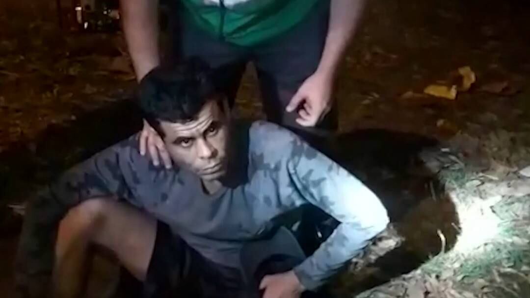 Homem é preso após manter jovens em cárcere