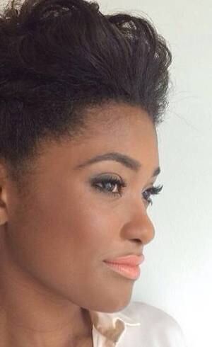Em evento, Erika Januza defende apoio mútuo entre mulheres
