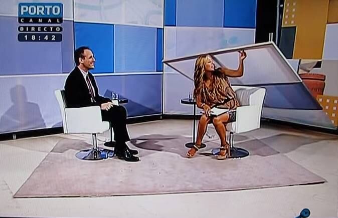 Para se colocar um programa de TV no ar é necessário pensar em muitos detalhes: cenário, figurino, equipamentos, conteúdo. Para isso, são centenas de profissionais envolvidos. No entanto, imprevistos acontecem e, quando há falhas na parte técnica ou "humana", os telespectadores podem conferir as situações mais inusitadas, de espirros a tombos ao vivo. Durante um programa do Porto Canal, de Portugal, o cenário desabou em cima da apresentadora Débora Sá enquanto ela conversava com um telespectador pelo telefone. A loira ficou sem graça com o acontecimento, mas felizmente não se machucou