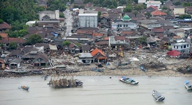 Tsunami na Indonésia deixou rastro de destruição e mais de 280 mortos