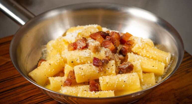 Rigatoni alla carbonara, do menu especial do Daje Roma