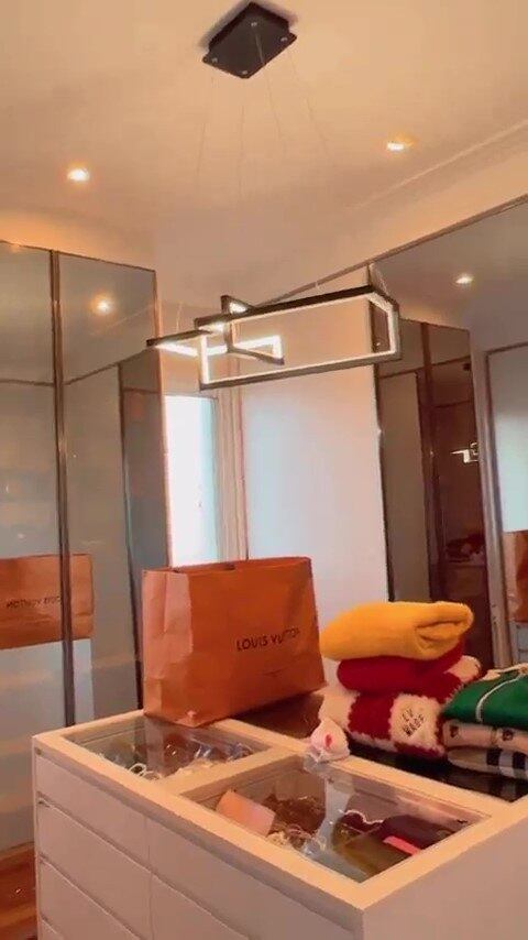O closet de Deolane tem um lustre igual ao da cozinha, espelho e luzes embutidas no teto