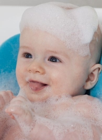 De acordo com a Liliane Falanga, não é necessário seguir nenhum roteiro, basta apenas se deixar levar. Mas, é sempre bem-vindo avisar que aquela é a hora do banho, que a mamãe vai tirar a sua roupa e depois leva-lo para a água. “Conversar com o bebê, à sua própria maneira, é um caminho importante para estreitar o vínculo. É interessante observar que as mães, naturalmente e intuitivamente, vão apresentando ao bebê as partes de seu corpo enquanto vão limpando o corpo do bebê, como o rostinho, o pescoço e a barriguinha”, conta.
