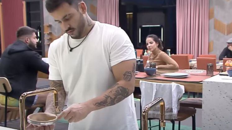 Ao longo do programa, Hadad reclamou das cobranças sobre a louça suja que rolaram na Mansão Power. Para ele, os participantes só queriam ser prestativos porque estavam no reality. "Não tem motivo para falar e querem falar de louça", desabafou
