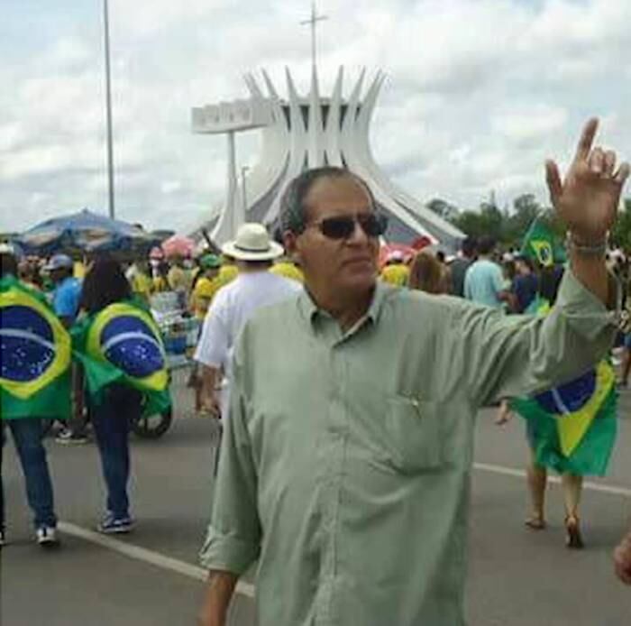 Por volta das 17h30 de quinta-feira (14), Costa estava
deitado na rede do sítio da família, onde costumava passar férias. A mulher o
chamou para entrar na casa. Quando se levantou, ele foi atingido por um tiro e
morreu no local. O jornalista trabalhava na Rede Record de Brasília