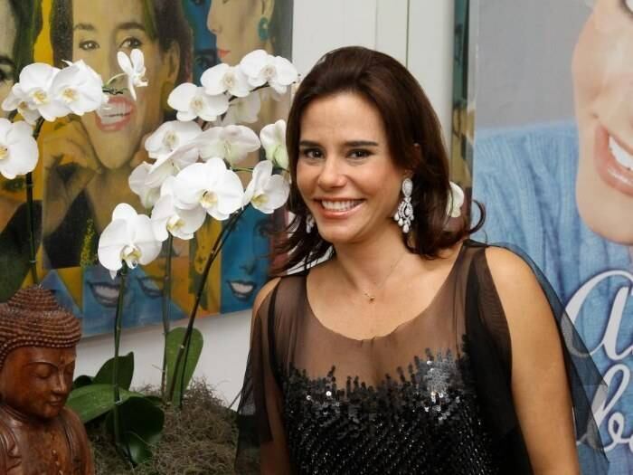 Se, na opinião de Narcisa, o funk carioca “é
coisa de Deus em férias”, para Heloisa é um estilo de vida. Tanto que ela enfrentou
a desaprovação da família e apostou no batidão do funk como forma de expressão
artística. Conhecida como Helô Quebra Mansão, lançou hits como Dou Pra Cachorro
e Funk da Galinha. Mas a peoa descobriu que não é fácil viver de música no
Brasil e acabou expandindo seu talento também para outras áreas
