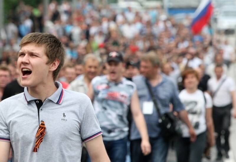 Mineradores de carvão
protestam em Donetsk, no leste da Ucrânia, durante manifestação contra as ações
das Forças de Segurança ucranianas. Na terça-feira (27), mais de 40 rebeldes
foram mortos em operação militar pela retomada do aeroporto de Donetsk