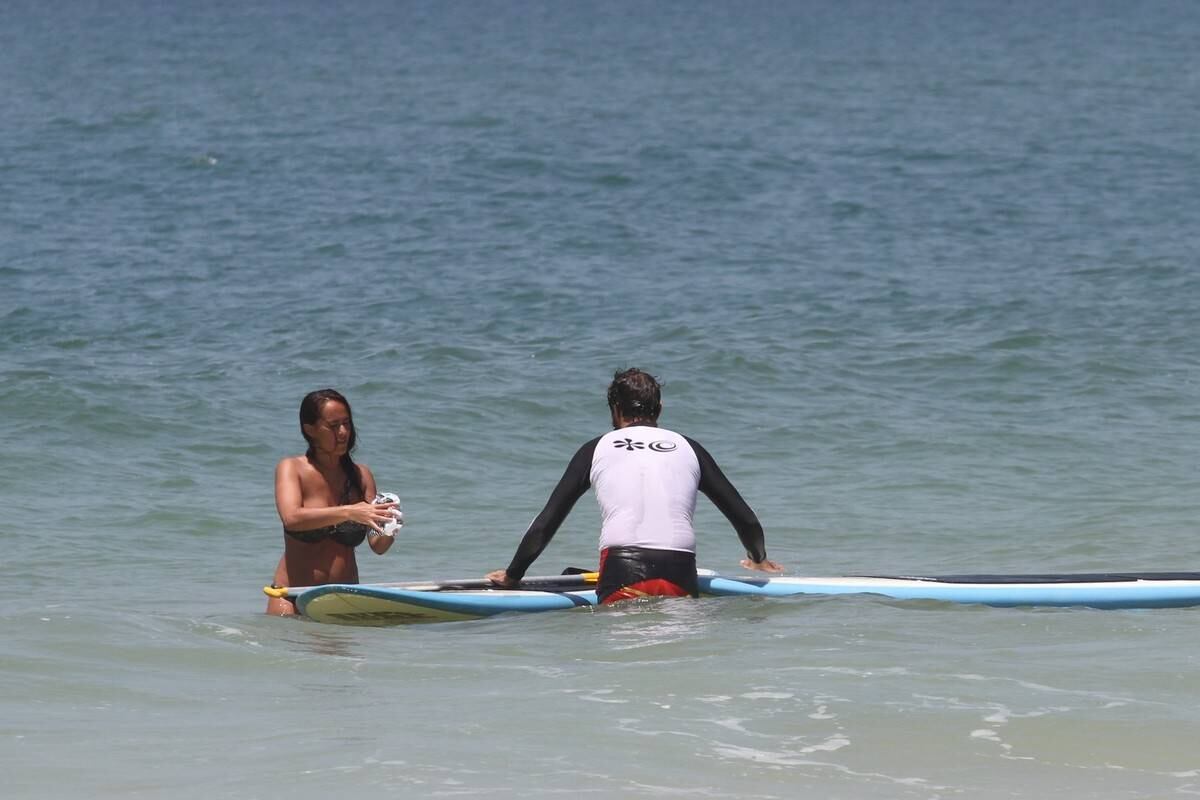 Bruno Gagliasso e Ricardo Pereira praticam stand up paddle na praia da Barra da Tijuca, no Rio