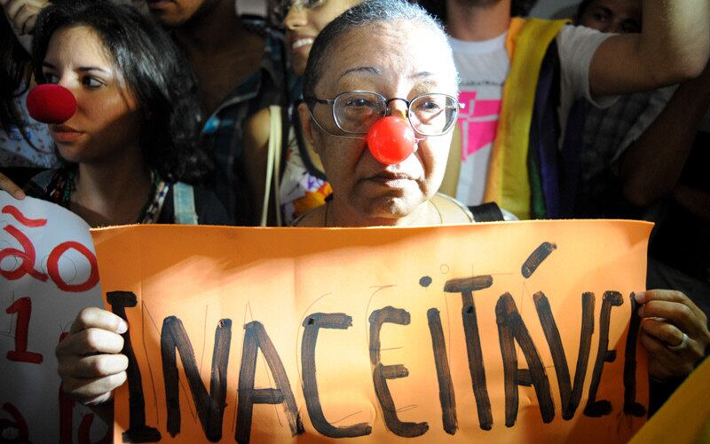 O protesto durou cerca de 20 minutos. Os manifestantes fizeram uma grande roda e se comprometeram a voltar ao Congresso nesta quarta-feira (13), quando está agendada a primeira reunião da Comissão de Direitos Humanos com Feliciano na presidência. Leia mais 