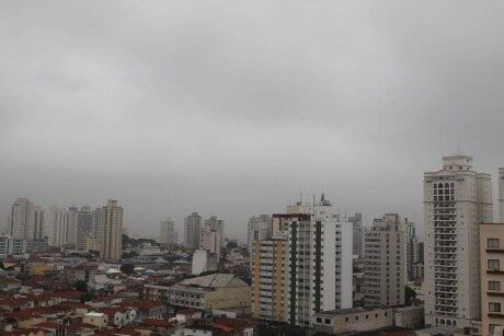Sexta-feira amanheceu com muitas nuvens na capital paulista