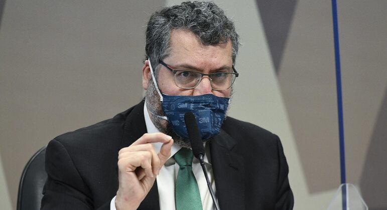 O ex-ministro Ernesto Araújo alega que as justificativas para as quebras de sigilo são 'muito frágeis'
