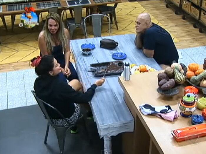 Sempre bem-humorada, a modelo está sempre com os colegas fazendo comentários engraçados

+ Assista ao vídeo dos peões parabenizando Débora

