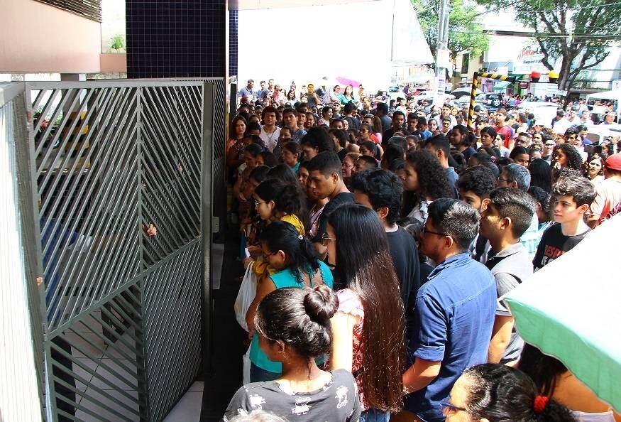 Candidatos aguardam abertura de local de prova em Manaus (AM)