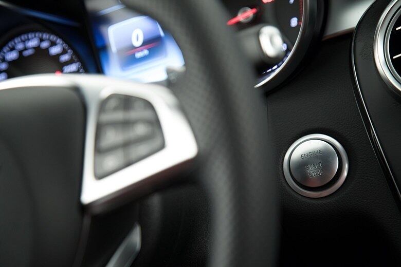 O acionamento das marchas é feito por meio da haste do lado direito do volante, como nos demais Mercedes