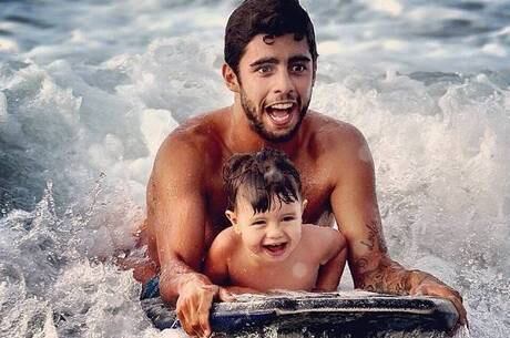 Pedro Scooby pega onda com o filho, Dom