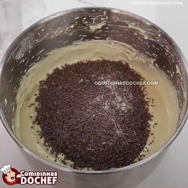 Bolo com Granulado na Massa