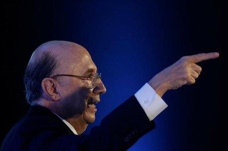Henrique Meirelles foi interrompido durante fala em Paris