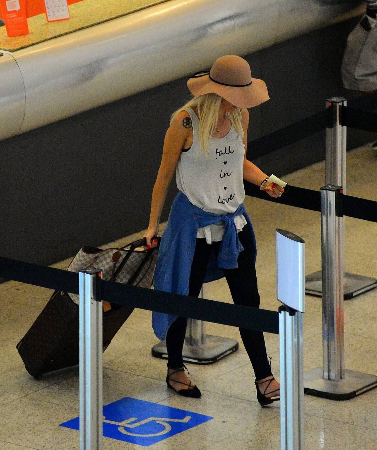 Após confusão, Antonia Fontenelle e Jonathan Costa embarcam no Rio de Janeiro