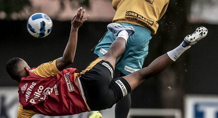 Lucas Braga acerta chute em treino no CT Rei Pelé