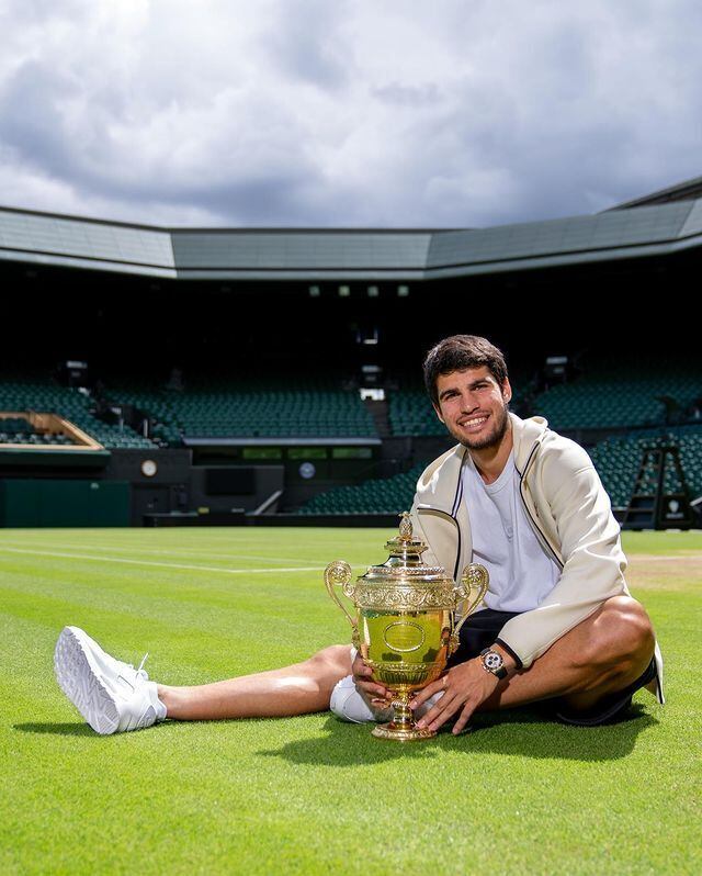 Bonito, não é mesmo? Não, não é o troféu, mas sim o que está no pulso de Alcaraz. O tenista também recebe o patrocínio da Rolex e, em todo fim de partida, ele coloca um modelo no pulso para dar entrevistas. Os preços variam de acordo com o modelo, mas um acessório da marca custa, no mínimo, R$ 32 mil