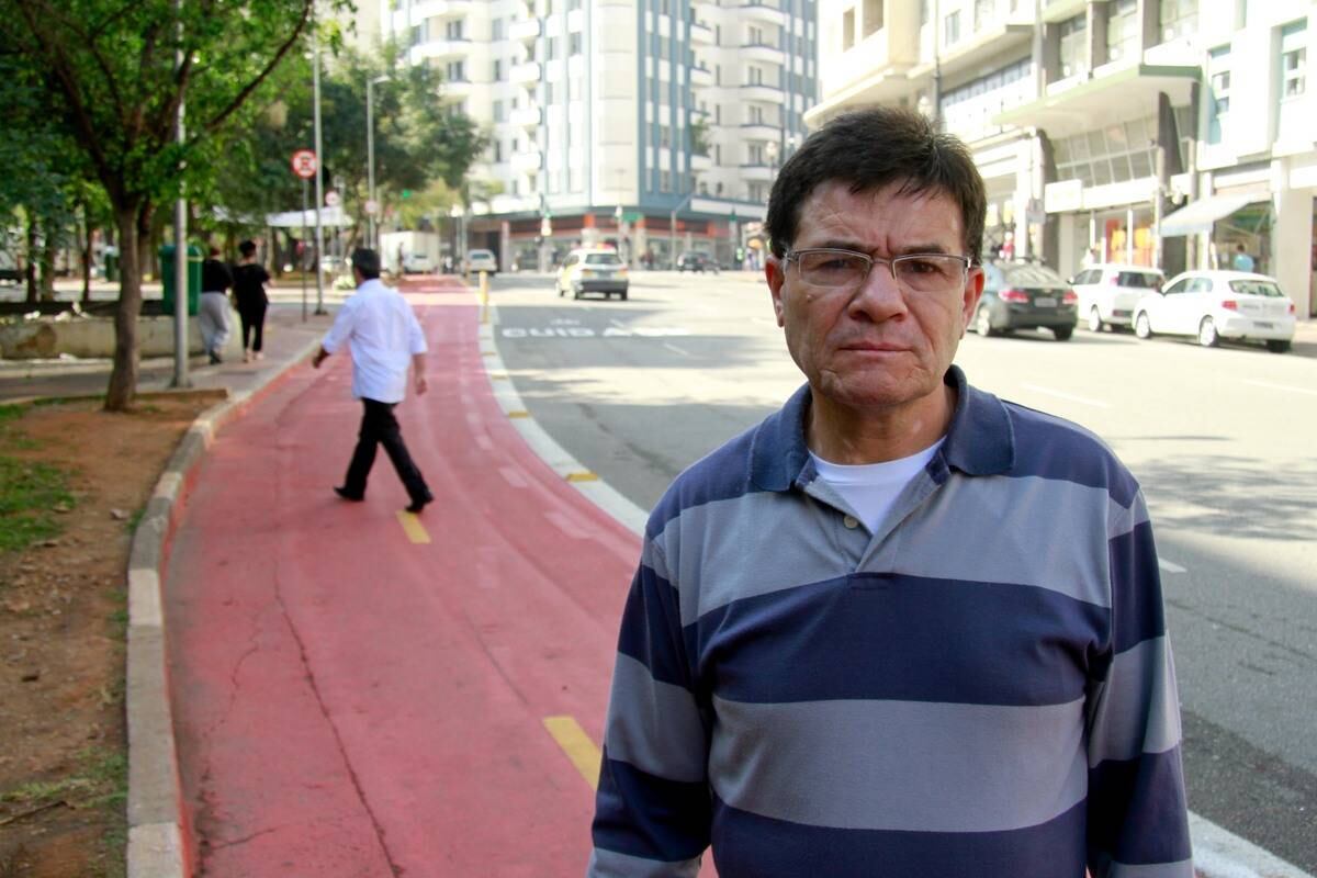Por outro lado, o pedestre Dorgival Marinho,
que foi visto caminhando no meio da ciclovia na região do largo do Arouche, diz
que reprova a via exclusiva para as bicicletas.
— Essa ciclovia leva de
nada a lugar nenhum