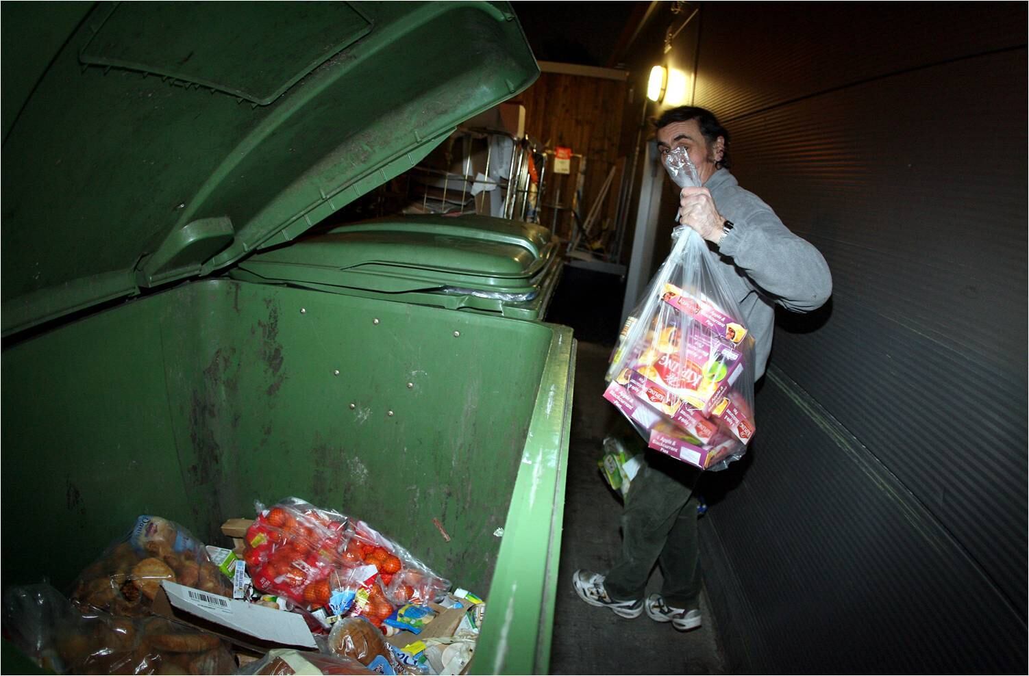 Os teóricos anarquistas rebatem as acusações, e afirmam que a 'mais-valia'
é o grande problema, por incentivar o descarte de produtos
perfeitamente utilizáveis para que não hajam perdas financeiras