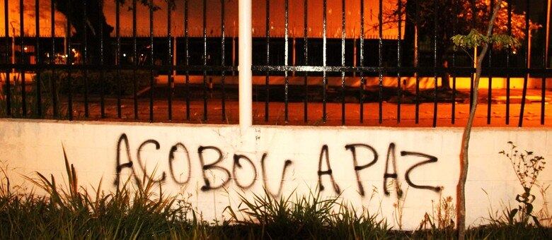 A eliminação do Corinthians diante do Grêmio nas quartas de final da Copa do Brasil, com
direito a uma cobrança bizarra de pênalti de Alexandre Pato, se refletiu
imediatamente não só no humor da torcida, mas também no do presidente
Mario Gobbi. Em entrevista à ESPN, o dirigente cobrou o atacante que
chegou do Milan no começo do ano ao custo de R$ 40 milhões.
A situação difícil do time também está irritando os torcedores, que
exprimiram a raiva principalmente através das redes sociais. Pichações,
inclusive, já aparecem na sede do clube, na Zona Leste de São Paulo