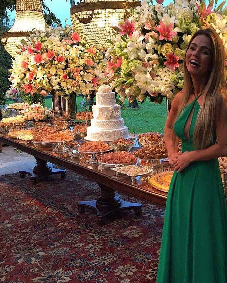 A festa contou com bolo de quatro andares decorado com flores de açúcar
