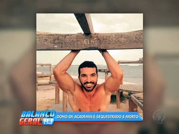 
Testemunhas relatam que três criminosos armados invadiram a casa dele por volta
das 5h, enquanto o jovem dormia com a namorada Helen Cury no andar de cima da
residência. Os pais estavam no, de baixo. Machado acordou com o barulho e se
deparou com os suspeitos. Os criminosos roubaram alguns pertences e R$ 10 mil
em dinheiro, que estavam em um cofre