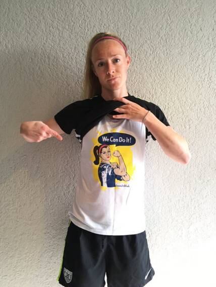 As jogadoras, como Becky Sauerbrunn que também está nesta luta por direitos iguais, recebem 1.350 de dólares, cerca de R$ 4.900, a cada amistoso que ganham contra seleções top 10 do ranking Fifa. E caso o time perca, ou empate com outra seleção abaixo do top 25 do ranking, elas não recebem nada