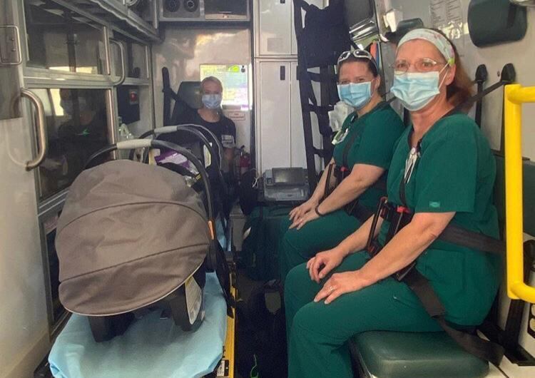 Equipe médica foi resgatar 4 bebês após furacão ter atingido hospital onde eles estavam