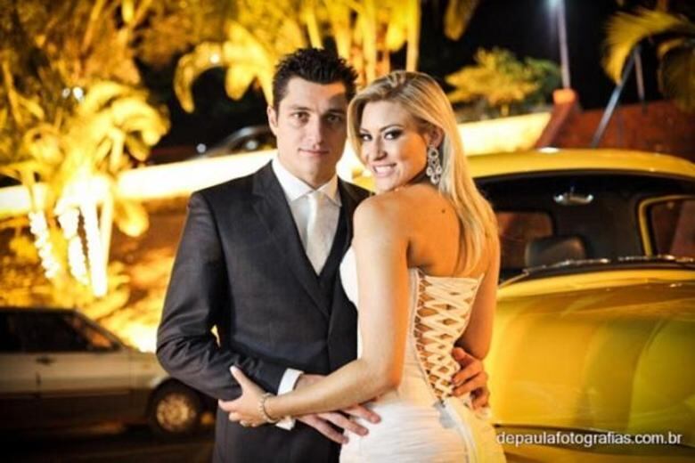 6 - Carol Paes Matos (mulher do goleiro Denis)