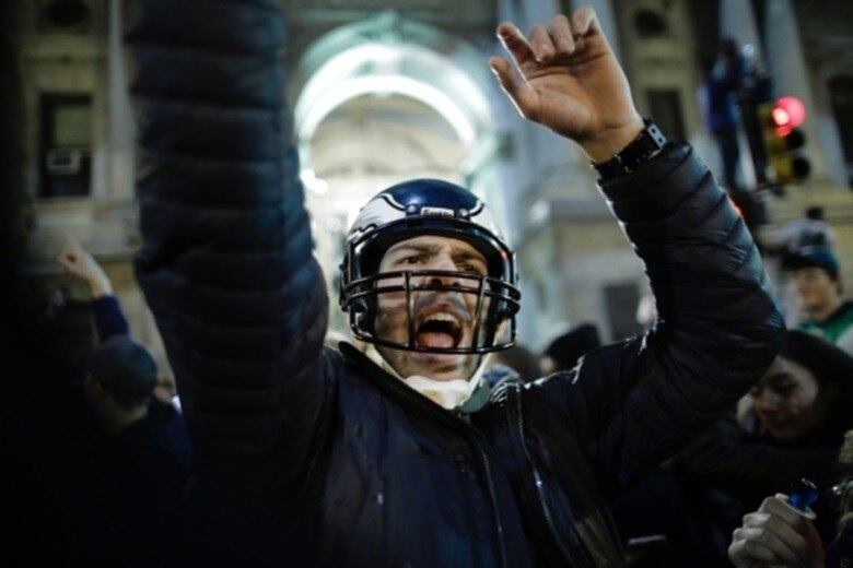 Os fãs de Philadelphia Eagles se reúnem para assistir sua equipe no Super Bowl LII contra os Patriotas da Nova Inglaterra
PHILADELPHIA, PA - 04 de fevereiro: os fãs de Philadelphia Eagles celebram a vitória no Super Bowl LII contra os Patriotas da Nova Inglaterra em 4 de fevereiro de 2018 na Filadélfia, Pensilvânia ... (Foto de Eduardo Munoz Alvarez / Getty Images)
