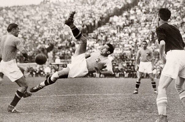 1934 - Tchecoslováquia x Itália - Tchecoslováquia campeã
O título de 1934 não fica com a Itália, e a Copa tem como campeão um país que sequer existe mais. Isto porque, em 1992, a Tchecoslováquia passou por uma dissolução e foi dividida em duas novas nações: República Tcheca e Eslováquia

Veja mais: Copa tem craques com diferença de 26 anos, 36 centímetros e 40 quilos
