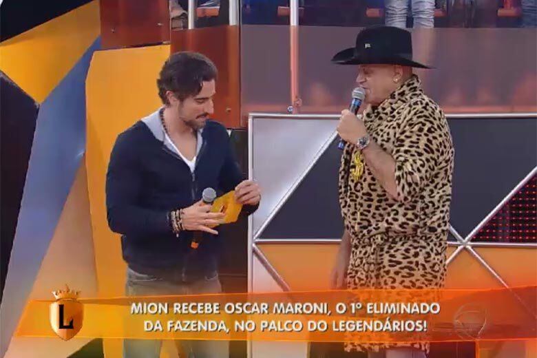 Em seguida, o apresentador tetra quis saber como o empresário se sentiu ao ser eliminado.



— Ficamos sabendo que você tem cinco empresas, é psicólogo e foi o primeiro eliminado de A Fazenda. Você esperava sair tão cedo?



— Não esperava

+ Vídeo: Direto da Roça, Marcos Mion recebe Oscar Maroni no palco do Legendários

+ Legendários também está no Facebook. Curta!

+ Siga a atração de Marcos Mion no Twitter!
