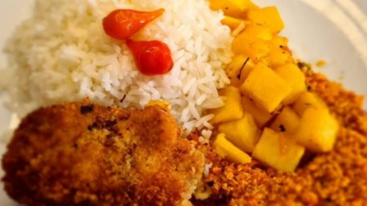 E tem prato feito? Tem sim senhor! Ana Baker provou que não há nada mais gostoso que um arroz soltinho, batata sauté, sobrecoxa desossada empanada em panko e recheada