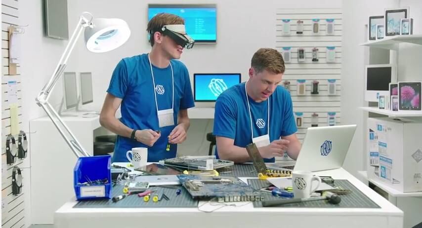 A outra propaganda aborda a questão do multi-tasking. A Samsung oferece em seu sistema operacional a oportunidade de realizar mais de uma tarefa ao mesmo com uma divisão na tela. A Apple ainda não lançou esse recurso para seus aparelhos. Veja o vídeo