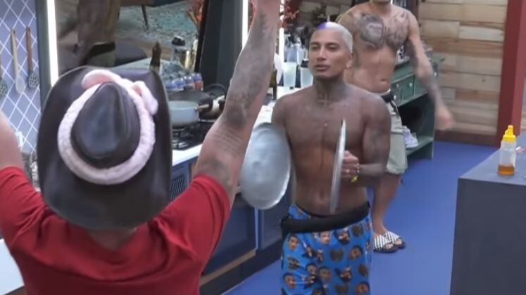 Treta das panelas

Após Rico assumir o posto de Fazendeiro e acordar os peões pela manhã batendo panela, Dynho, MC Gui e Sthe decidiram dar o troco! A situação virou uma verdadeira "guerra" e a paz só foi instaurada após um pedido de trégua por Rico ao fim do dia