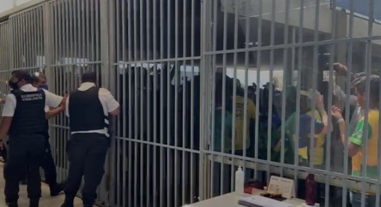 Momento em que seguranças do Ministério da Saúde impedem a entrada de manifestantes