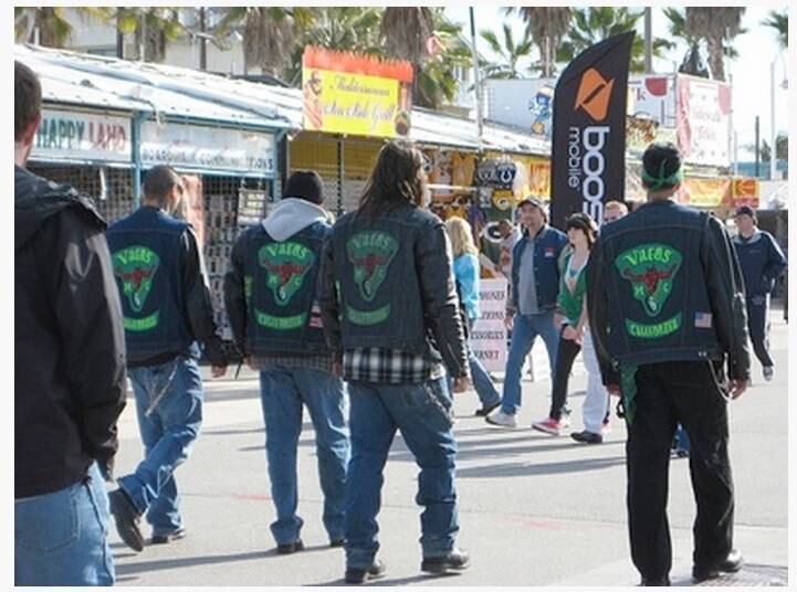 Segundo informações da CBS News, um grupo de motociclistas
que supostamente pertenceriam aos Vagos passaram na frente de uma casa onde os
Hells Angels estavam dando uma festa. Iniciou-se então um tiroteio que terminou
com 9 feridos e mais de 50 tiros disparados 