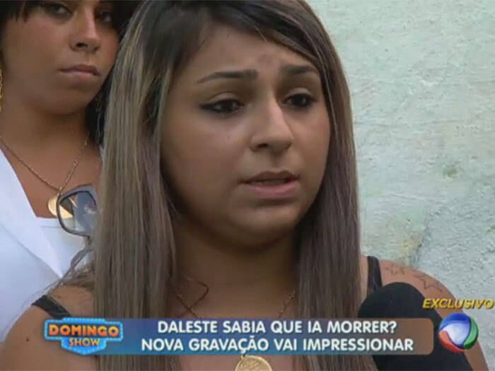 Após alguns meses da morte
do marido, a mulher do cantor relembrou  a ligação de sua tia para contar sobre o
conteúdo do tablet



— Minha tia ligou após uma semana que ouviu a mensagem e disse que o tablet tinha
uma música do Daleste. Eu não consegui acreditar no que ela me disse. Eu
chorei muito!



+ Aproveite e confira as matérias do programa Domingo Show

+ Já curtiu a página do Domingo Show no Facebook? É só clicar!

+ Siga o Domingo Show no Twitter e receba todas as notícias do programa
