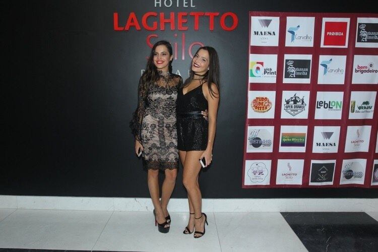 As irmãs Emilly e Mayla posaram para as fotos